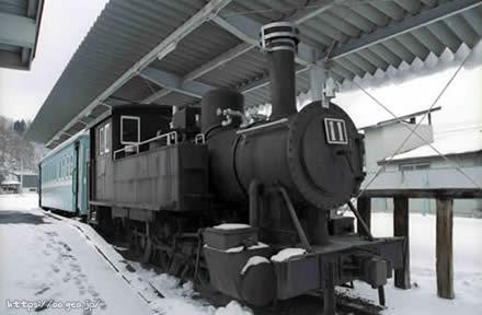 旧小坂鉄道貴賓客車および11号蒸気機関車（小坂町総合博物館郷土館・展示）