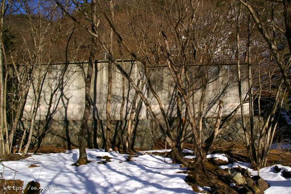 小滝浴場跡と小滝坑コンプレッサー室防音壁　足尾銅山