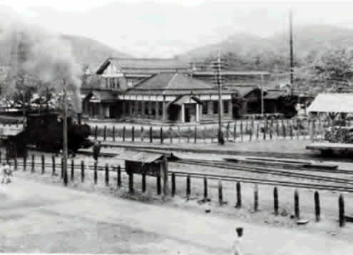 昭和初期の花岡鉱山事務所と花岡線の線路と汽車
