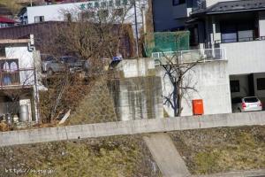 対岸（駅側）から見た橋台跡