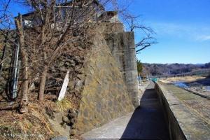 草軽電鉄　吾妻川に残る鉄橋の橋台跡。地元の方のお話によると、草軽電鉄当時の鉄橋跡は斜めの古い石垣で、垂直のコンクリートは後から塗り固めたものとのこと。