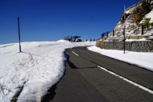 志賀草津道路（冬季通行止）。標高2000mを越す志賀草津道路は、ところによって雪が吹き溜まりになって3～4mも積もっていたり、ところによって風で雪が飛ばされてアスファルトが 露出していたり。実は志賀草津道路は日本で一番標高が高い国道なのらしい。