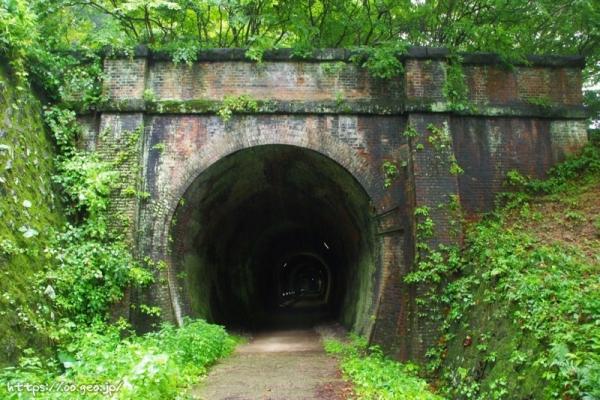 旧碓氷第1トンネルの軽井沢側抗口。このわきから中山道に入れる。中山道の道標あり。
