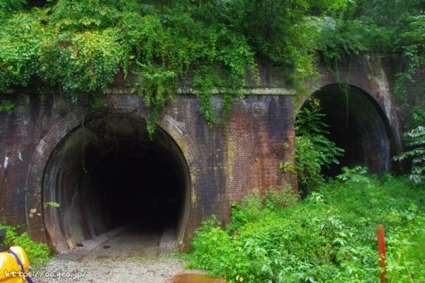 熊ノ平。横川方面に並ぶ4つのトンネル。左は旧碓氷第10トンネル軽井沢側出口。右は旧下り押下線（引込線で行き止まり）。