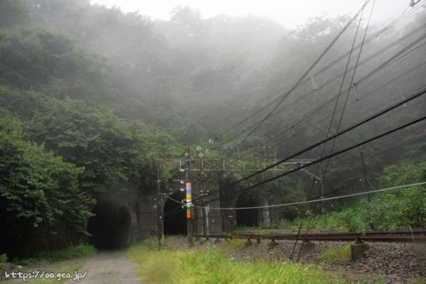 熊ノ平。軽井沢方面に並ぶ3つのトンネル。