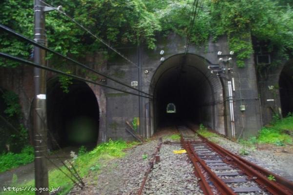 熊ノ平。軽井沢方面に並ぶ3つのトンネル。