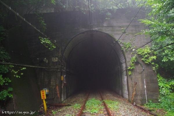 碓氷第12隧道（下り線）横川側坑口。12Tのプレートあり。