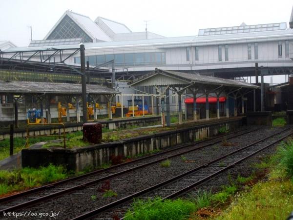 軽井沢駅　しなの鉄道の廃止ホーム　屋根には古レールが使われているらしい