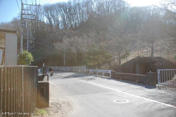 拓殖大学の調整池と湯殿川を結ぶ開渠に架かる古いコンクリート橋
