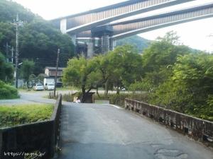 年季のある蛇滝橋と建設中の圏央道。蛇滝橋は1976年（昭和51年）竣工。