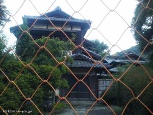後に高尾駒木野庭園として開館した家屋。立入禁止の整備中。