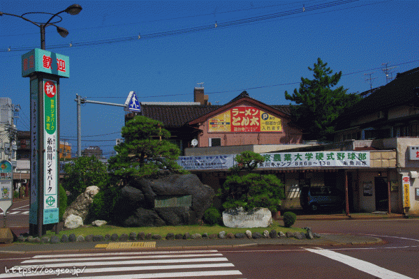 ラーメンとん太、中洲の松や石やバス停、歓迎モニュメント（北陸新幹線開業に備えて2013年前後に解体済み）　IMGP1984