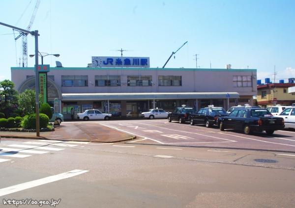 糸魚川駅の旧駅舎とヒスイロード商店街（アーケード撤去前）