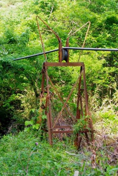 太平田鉱山の架空索道　ワイヤー用の古い鉄索