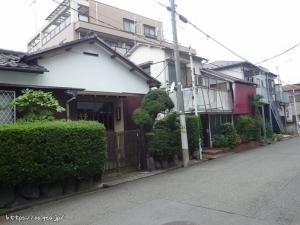 浅川小学校から高尾駅高架下に通じる通りの民家と美容室。※民家は2021年秋冬頃？に解体され、駐車場になった。