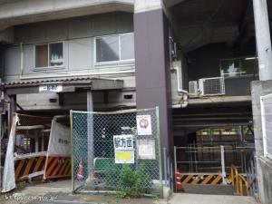 高尾駅高架下。ここが駐輪場の入り口だった時代もあった。