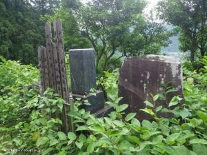 力石峠のわきにあった古い墓