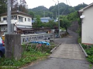 上恩方町の木製の人道橋。