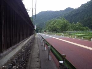 上恩方町、陣馬街道沿いの民家の木製の塀。