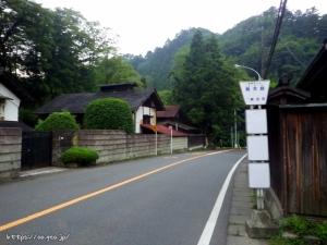 雰囲気あり過ぎな上恩方町の駒木野バス停。