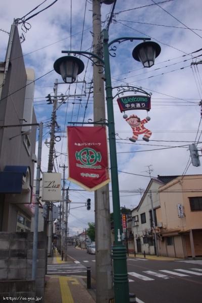 糸魚川　中央通りの街灯と商店街のぼり。