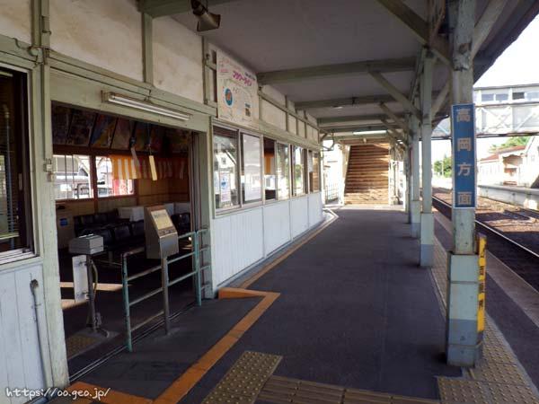 戸出駅（といでえき）　木造駅舎　JR城端線