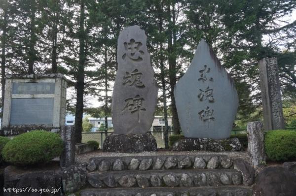 小淵沢郷土資料館敷地内に戦死者の忠魂碑あり