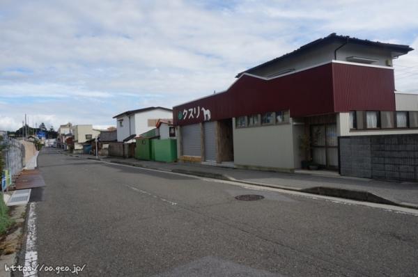 線路の南側の通り　この辺のお店は廃業している雰囲気