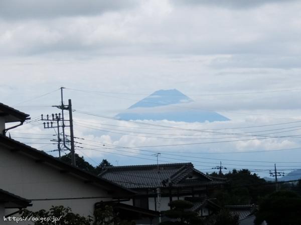 徳乃蔵前から民家の合間に見えた富士山