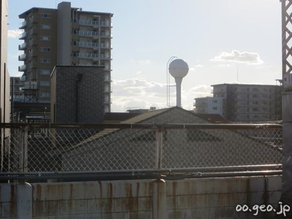 鴻池新田駅前の球形給水塔