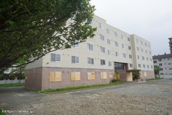 北海道開発局札幌開発建設部　北翔寮　1階窓にベニヤ板が貼られていて閉鎖されている？