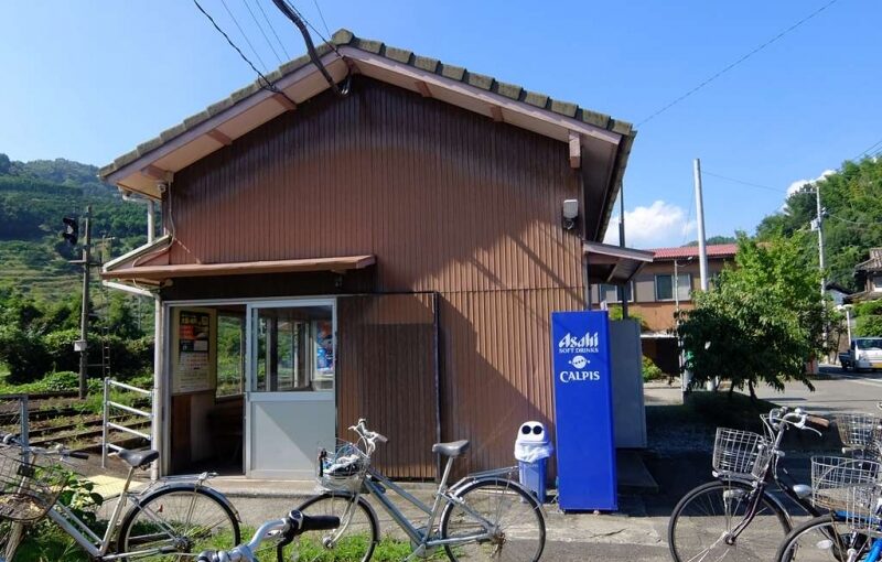 立間駅　無人駅　木造駅舎　JR予讃線