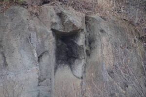 石切の跡と思われる穴