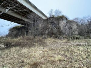 かつての石切場を跨ぐ形で高速道路の鉄橋が架けられている